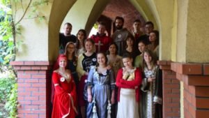 grupa przebranych osób w dawne stroje