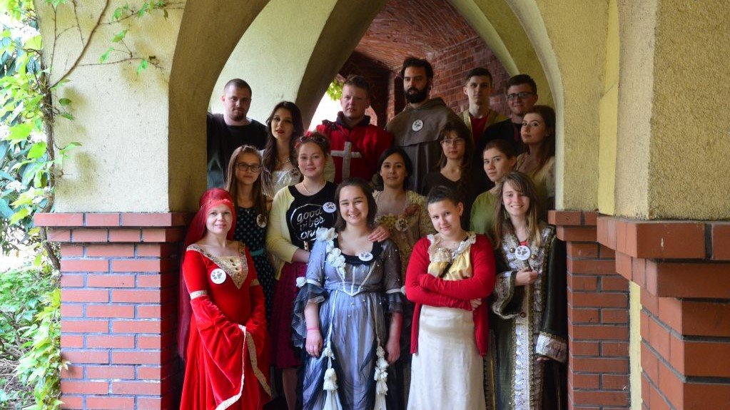 grupa przebranych osób w dawne stroje