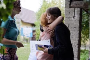 dwie kobiety przytulają się