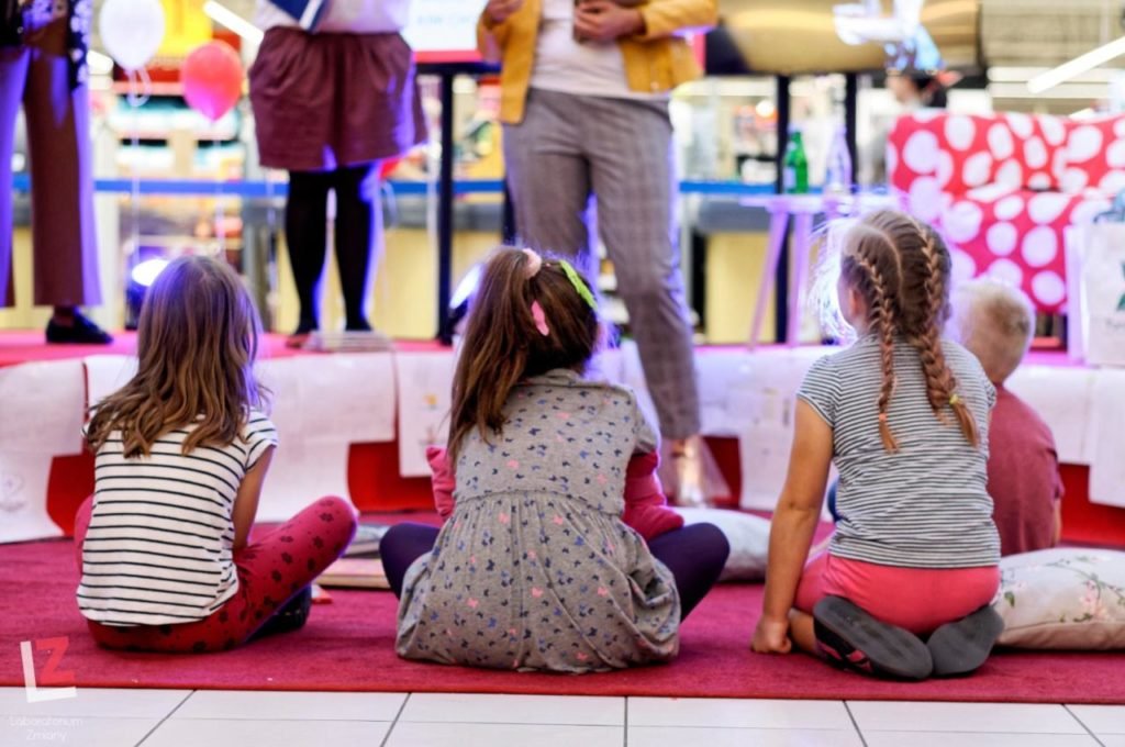 troje dzieci odwróconych plecami do zdjęcia