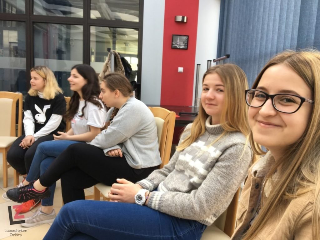 dwie uśmiechnięte dziewczyny