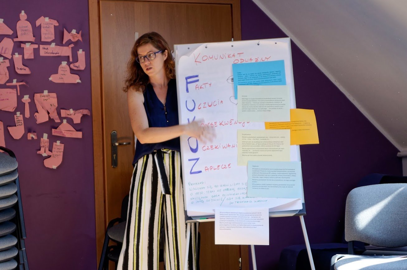 stojak z planszą informacyjną o "KOMUNIKACIE ODWAŻNYM"