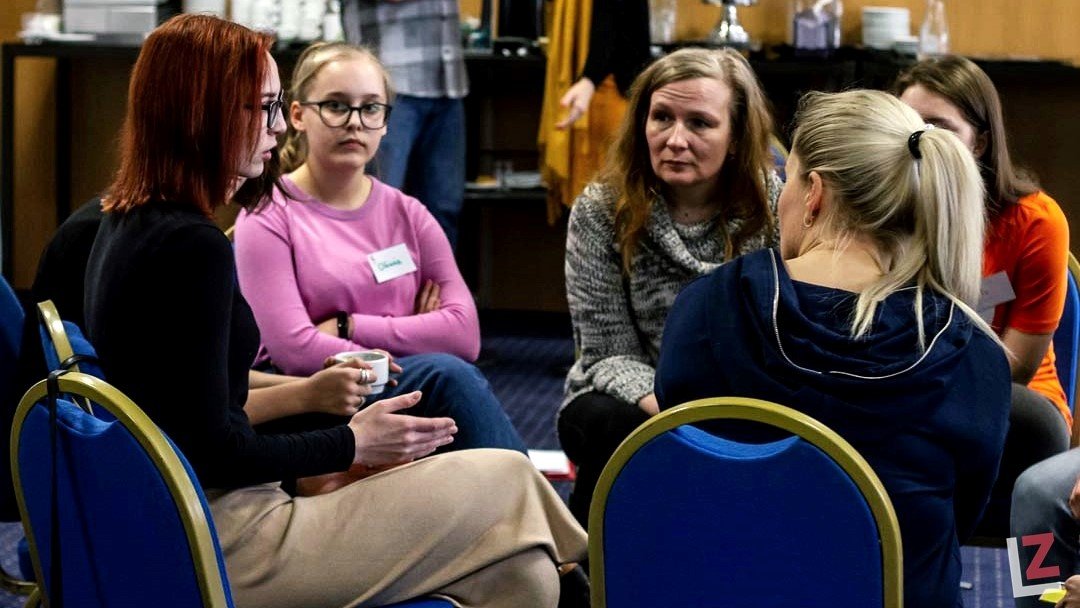 rozmowa kilku kobiet siedzących na krzesłach