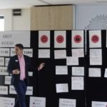 stojący mężczyzna przy tablicy: "Kobiety w dialogu"