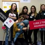 zdjęcie grupy młodych kobiet