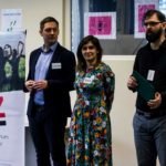 kobieta w kolorowej sukience