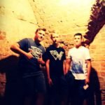 Trzech nastolatków w murowanych piwnicach zamku.