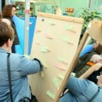 zawieszanie na sznurkach małych karteczek spinaczami do prania