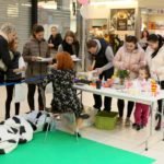 stanowisko kobiety z rudymi włosami