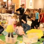 stojące dziecko w dużym plastikowym pojemniku