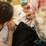 dziecko patrzy na rysunek