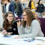 przemawiająca kobieta przez mikrofon