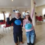 kobieta i mężczyzna z papierowymi koronami na głowie