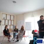 mężczyzna wskazujący ręką w czyimś kierunku