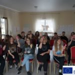 głosowanie małymi, różnokolorowymi karteczkami papieru