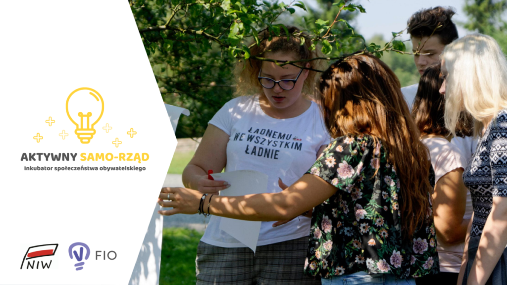 kobieta w koszulce "Ładnemu we wszystkim ładnie"