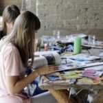 dwie dziewczyny przeglądają gazety