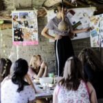 grupa kobiet wpatrzona w plakat na ścianie