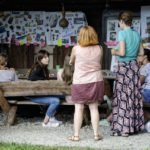 zapatrzona kobieta w plakaty zawieszone na ścianach