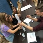 piramida z plastikowych kubków