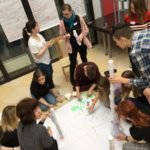 piramida z plastikowych kubków i białych kartek zwiniętych w rulon